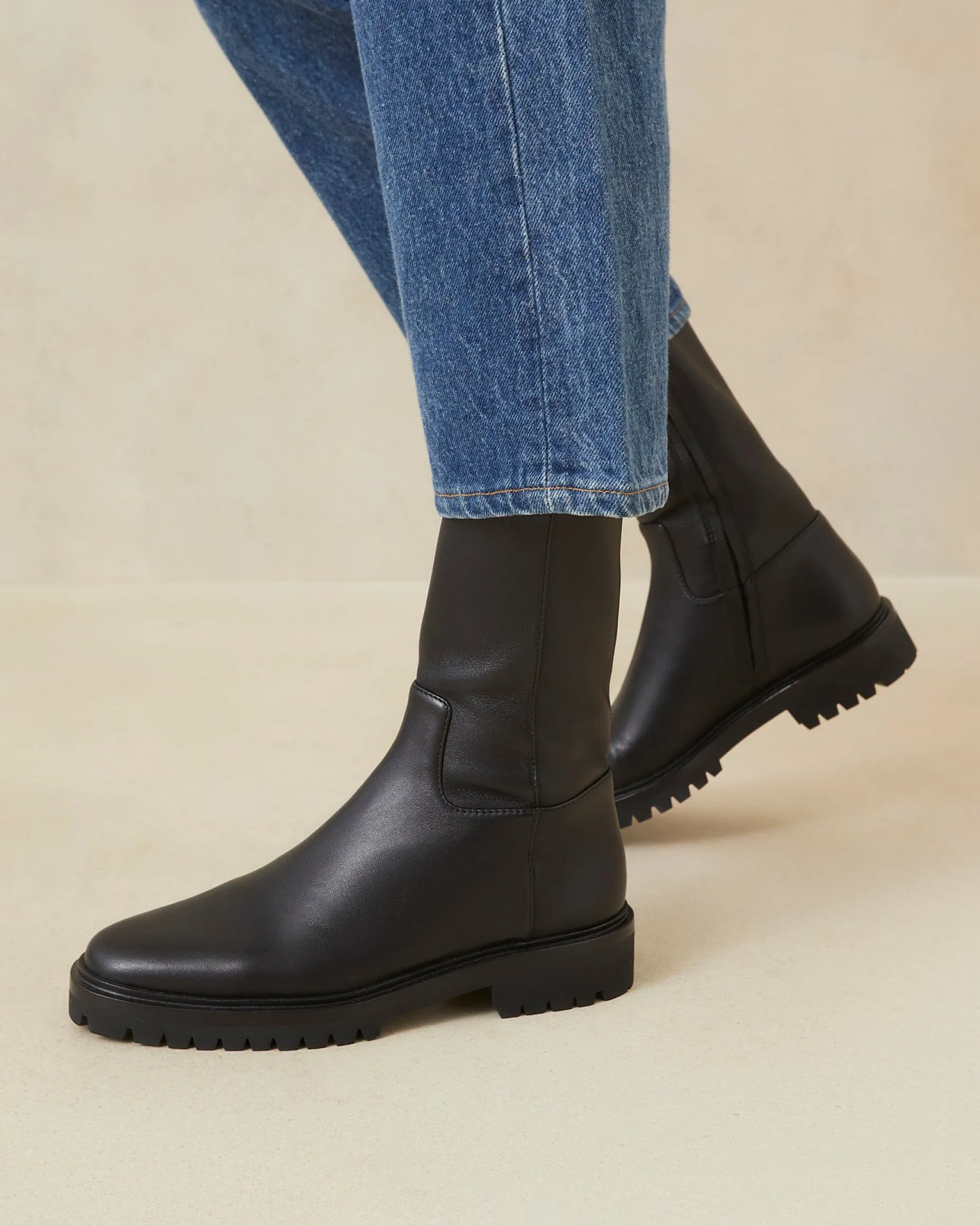Danny Black Mid Lug Boot